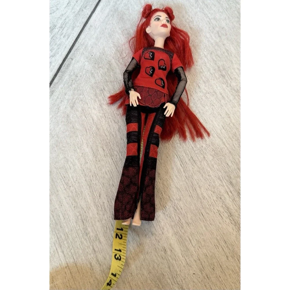 Mattel Disney Descendants: The Rise of Red Doll Daughter of the‎ Queen Of Hearts